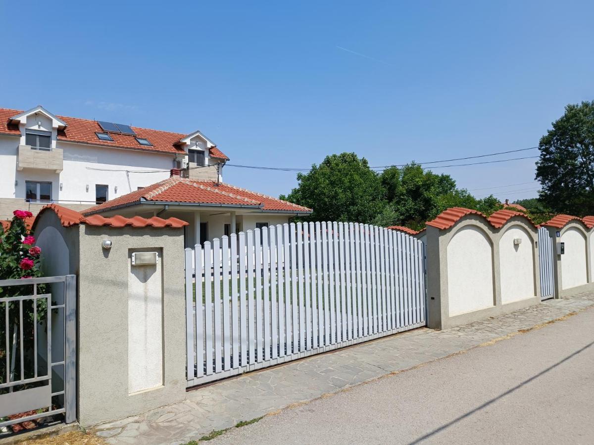 Serbian Home With Garden Krnjaca ภายนอก รูปภาพ